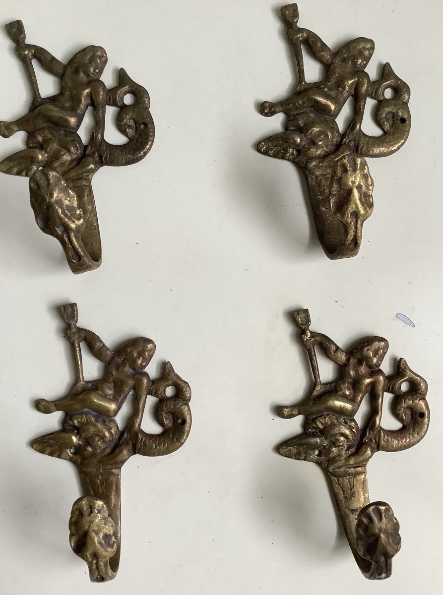 4 ornements de meubles en bronze