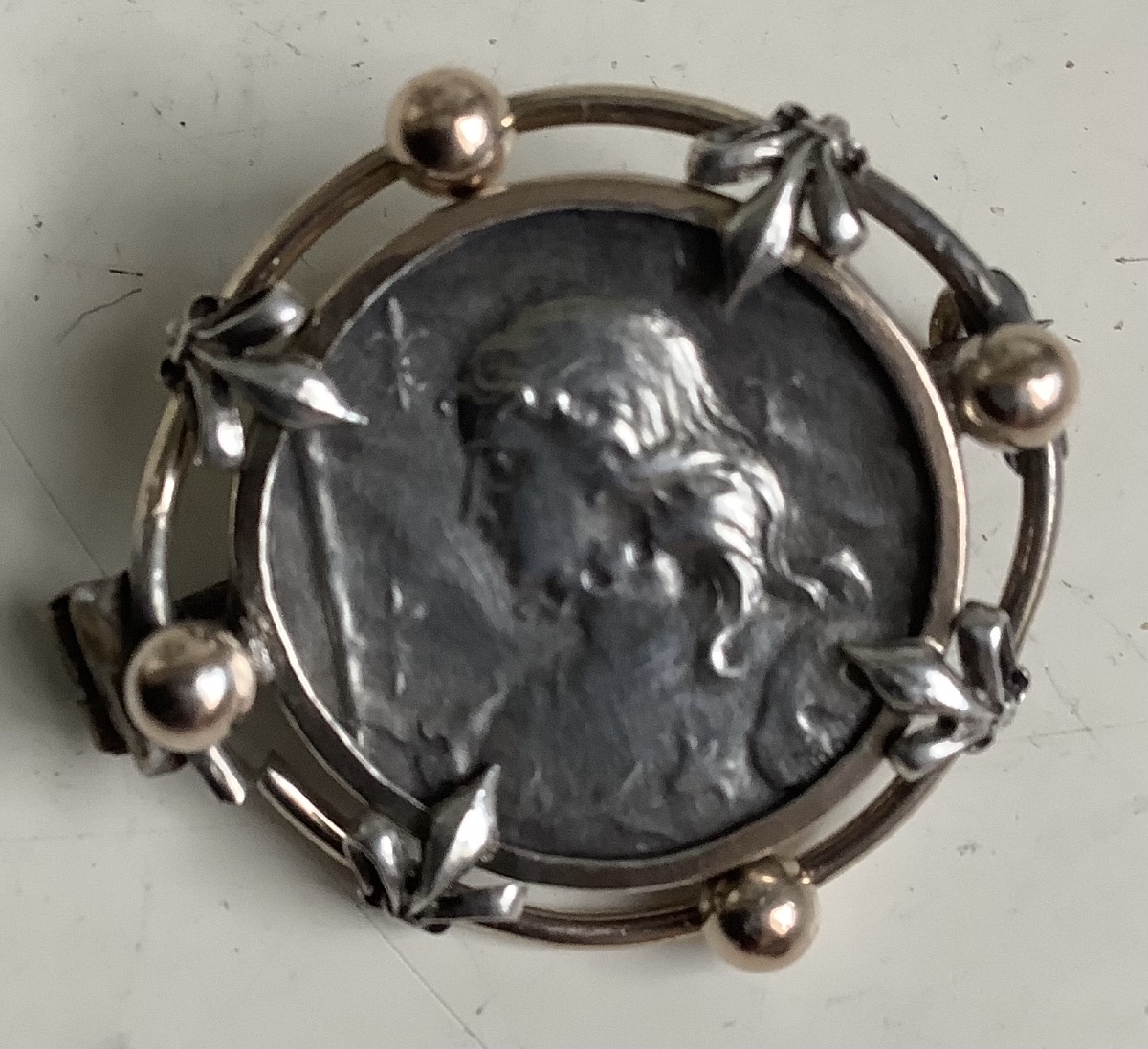 1 médaille et une broche de Jeanne D’Arc en argent-photo-3