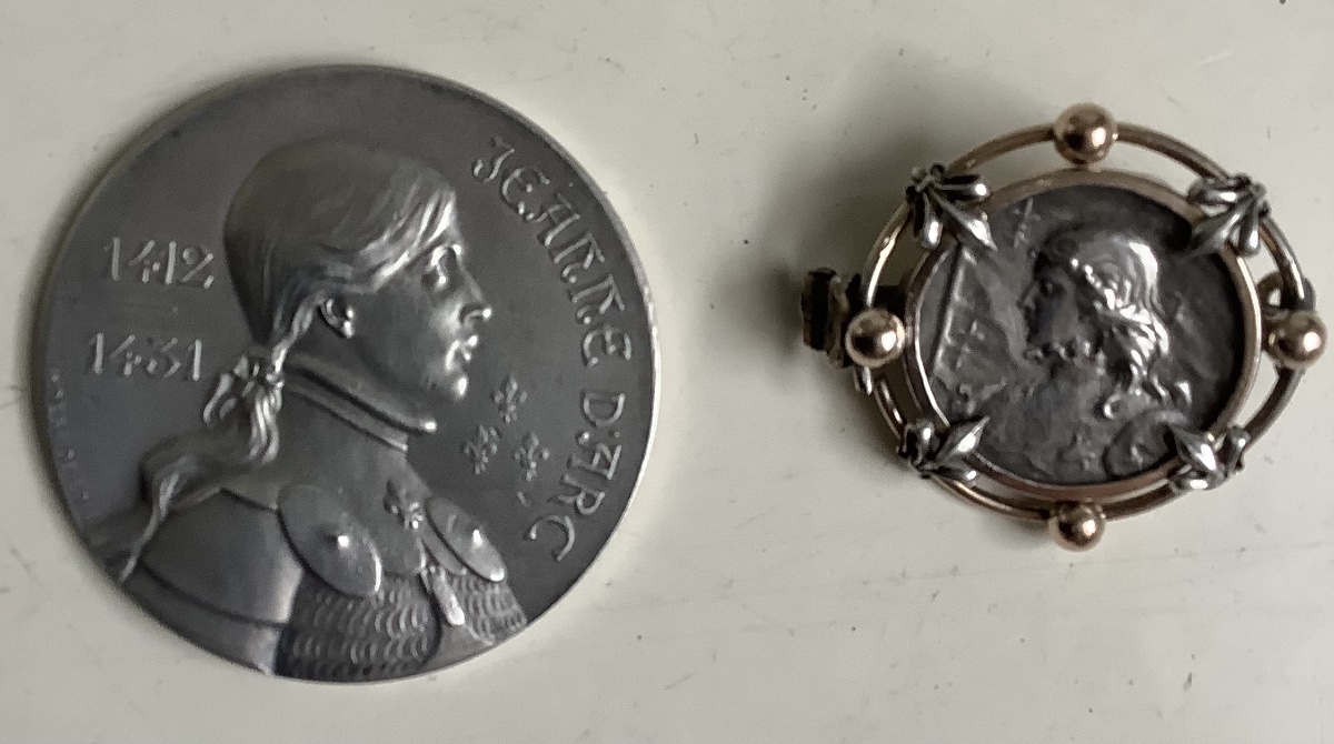 1 médaille et une broche de Jeanne D’Arc en argent