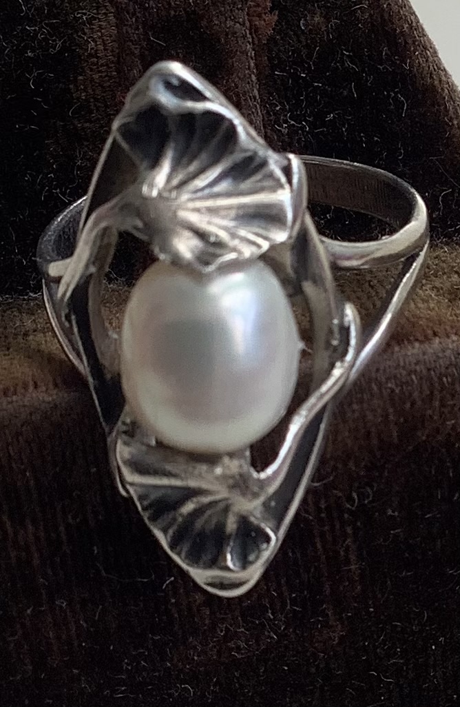 Bague en argent decor gingyos avec  une perle 