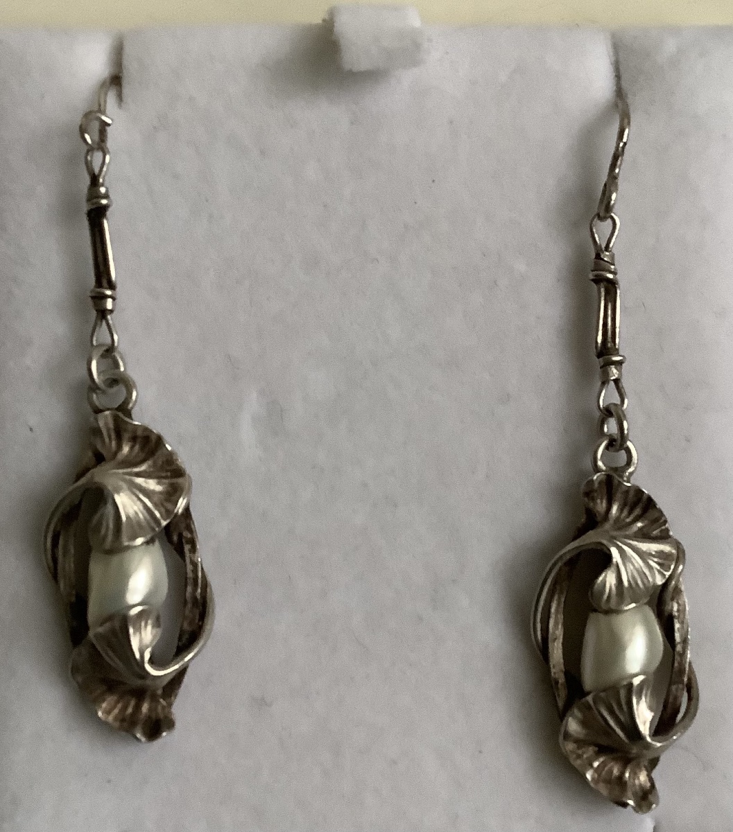 A Pair Of Silver Earrings By Paul Dumont, Featuring A Gingyo Design With A Pearl-photo-3