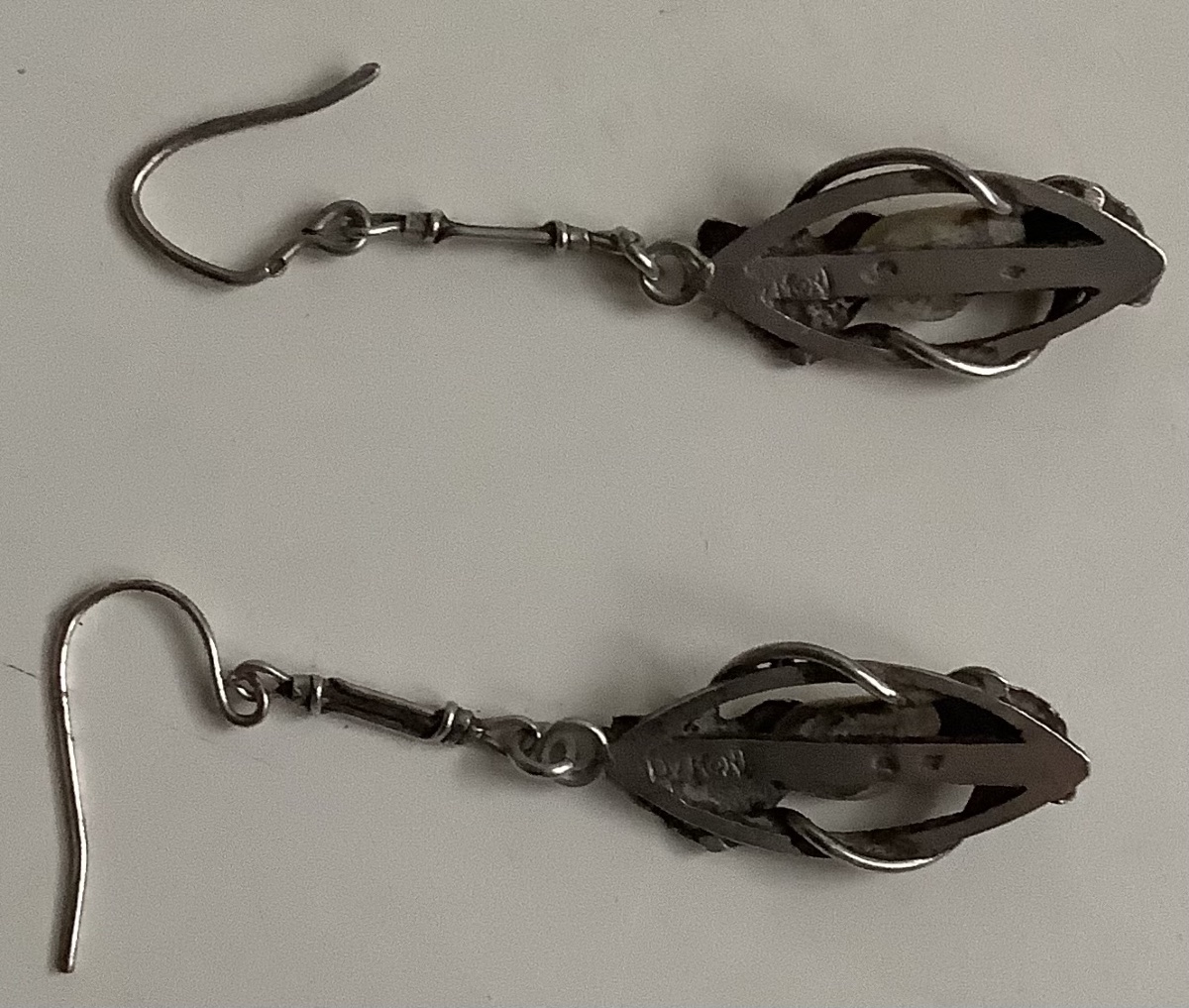 A Pair Of Silver Earrings By Paul Dumont, Featuring A Gingyo Design With A Pearl-photo-1