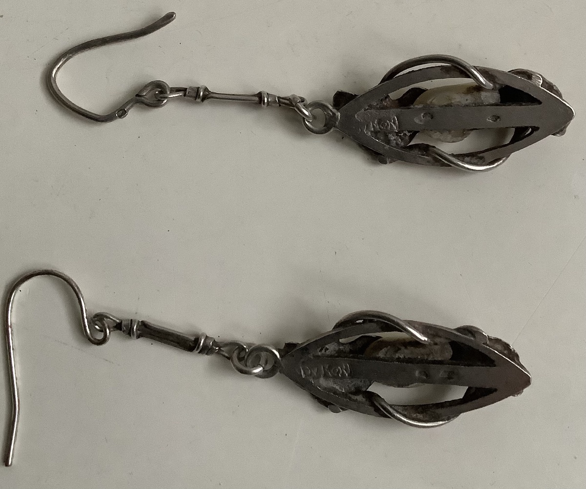 A Pair Of Silver Earrings By Paul Dumont, Featuring A Gingyo Design With A Pearl-photo-3