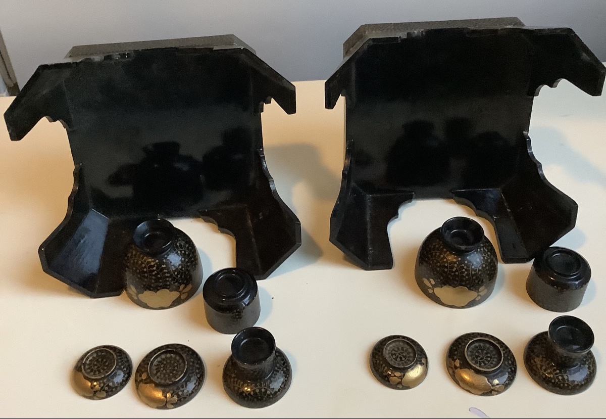 Ensemble miniature japonais en laqué composé d’une petit plateau sur pidd et de coupes-photo-2