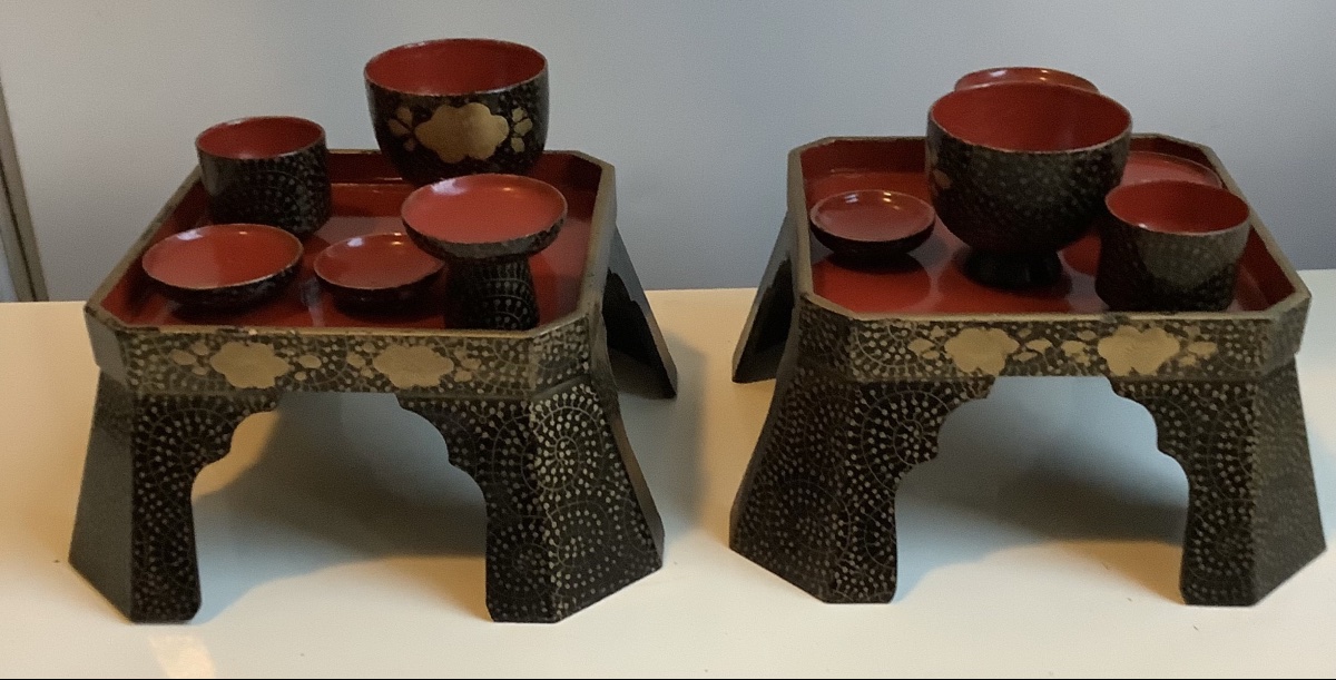 Ensemble miniature japonais en laqué composé d’une petit plateau sur pidd et de coupes