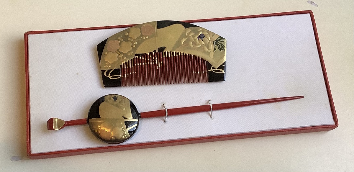 Modern Japan Est Wooden Comb