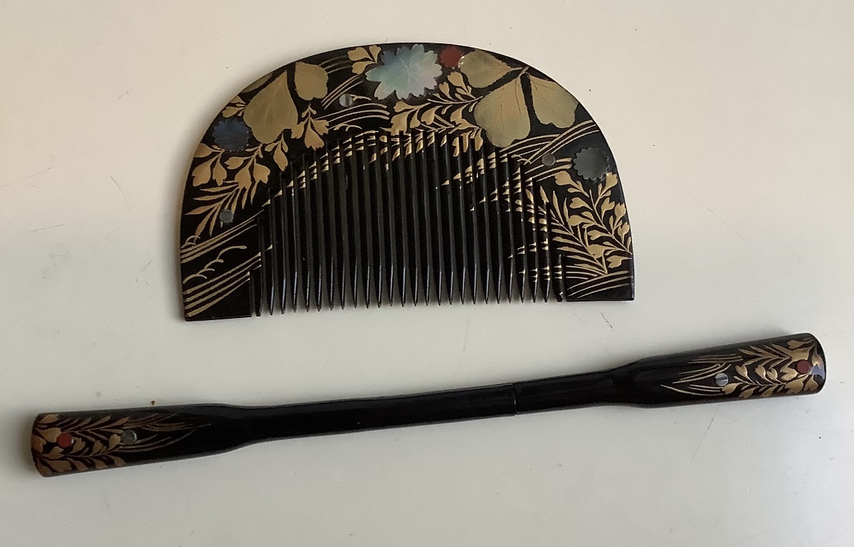 Lacquered Wooden Comb With Pearlescent Floral Pattern -photo-2