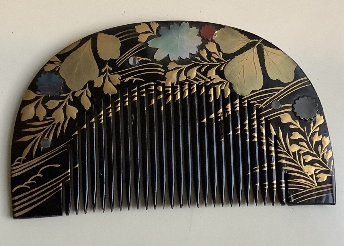 Lacquered Wooden Comb With Pearlescent Floral Pattern -photo-3