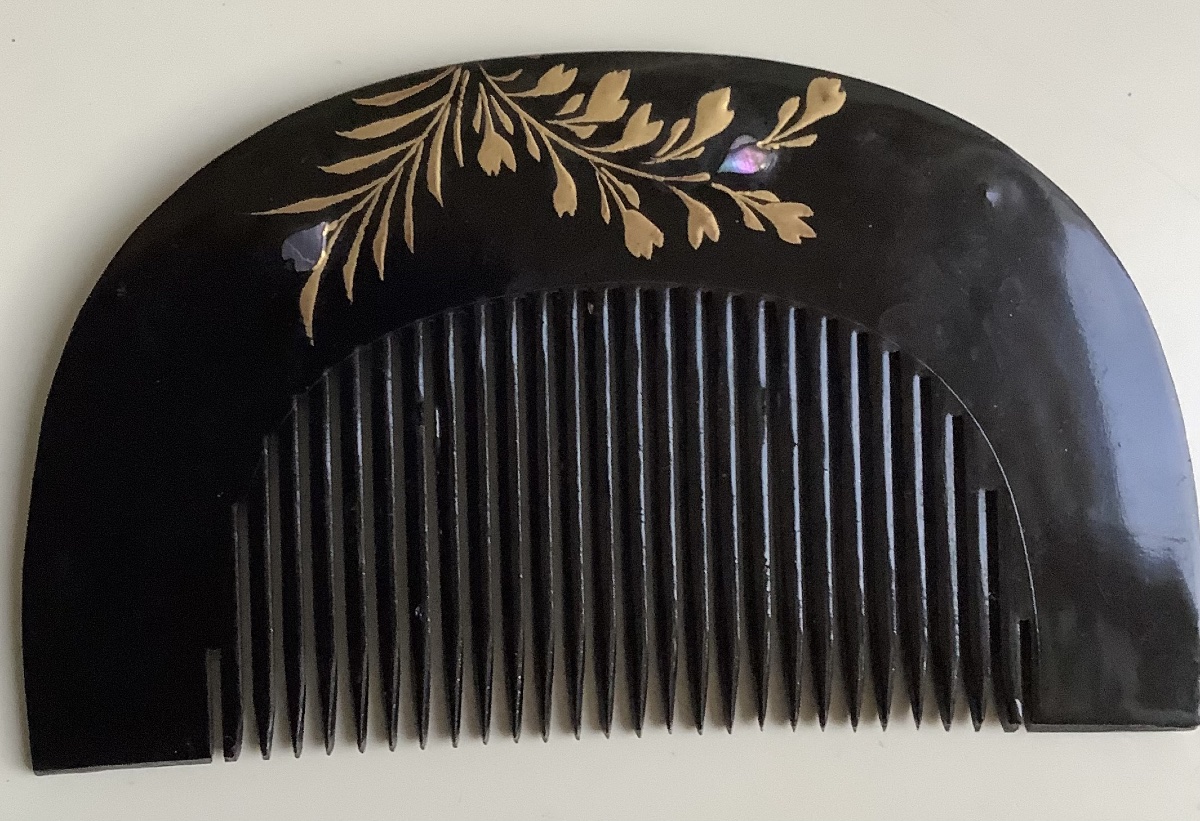 Lacquered Wooden Comb With Pearlescent Floral Pattern -photo-4