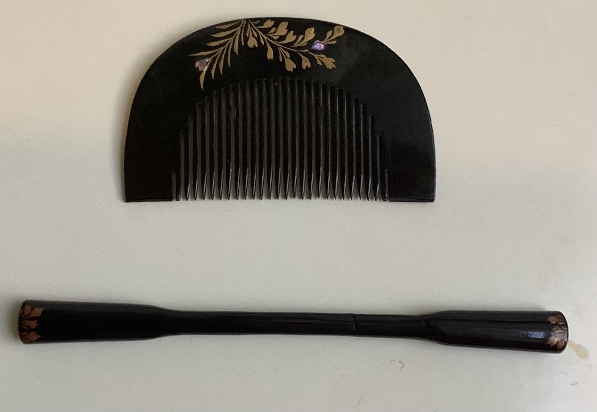 Lacquered Wooden Comb With Pearlescent Floral Pattern -photo-1