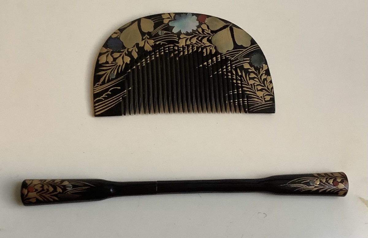 Lacquered Wooden Comb With Pearlescent Floral Pattern 