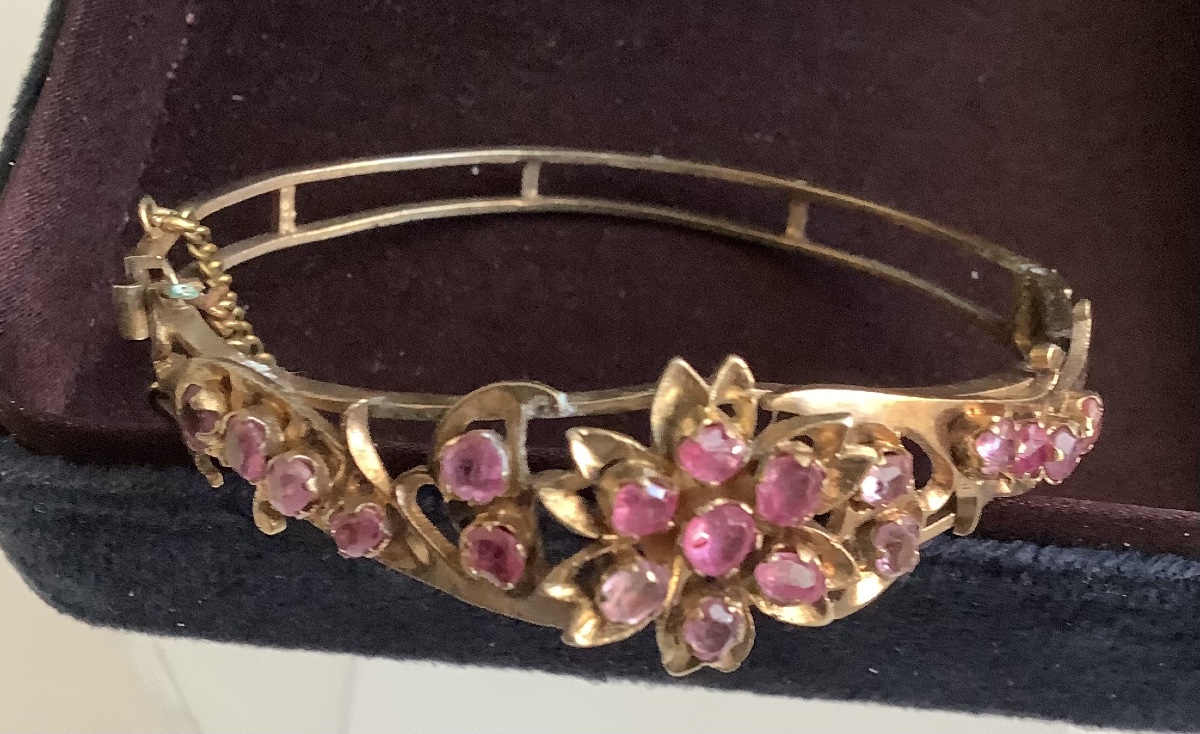 Bracelet en vermeil à decor repercé de feuillages sertis de pierres rouges et grenats