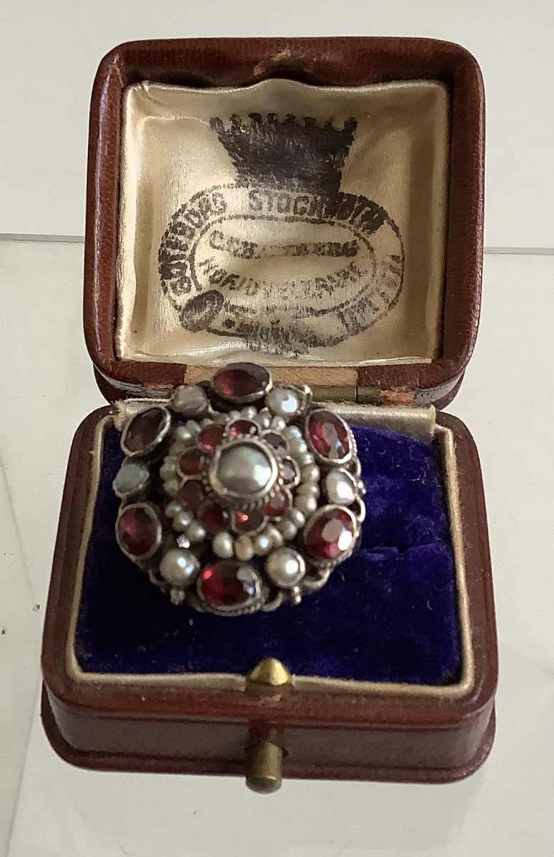 Ring Adorned With A Freshwater Pearl Seed Set In A Garnet Setting-photo-2