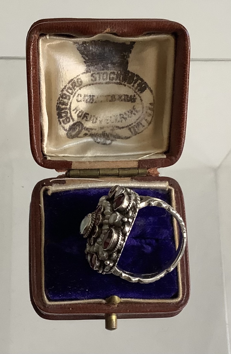 Ring Adorned With A Freshwater Pearl Seed Set In A Garnet Setting-photo-4