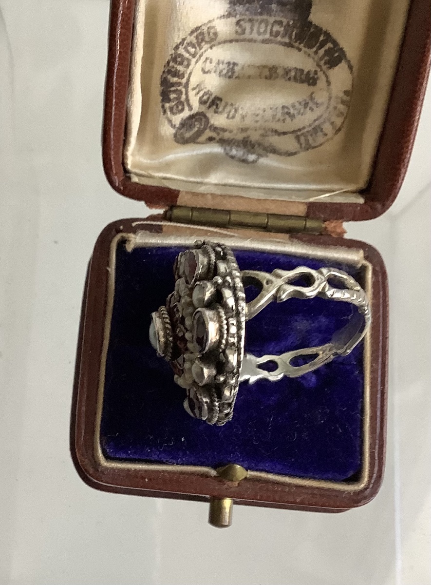 Ring Adorned With A Freshwater Pearl Seed Set In A Garnet Setting-photo-1