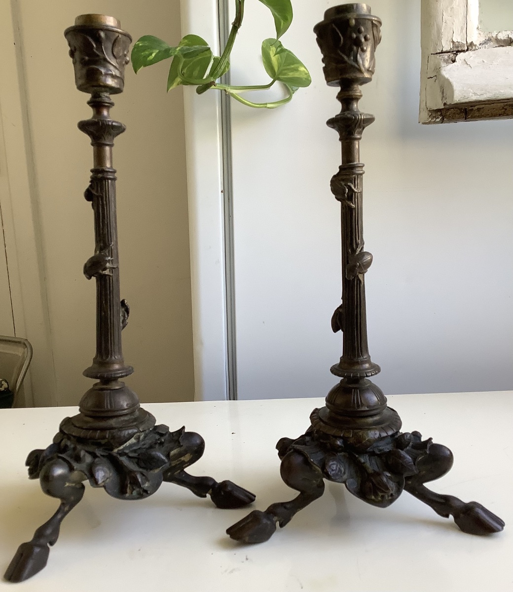 Une paire de chandelier en bronze pieds tripodes