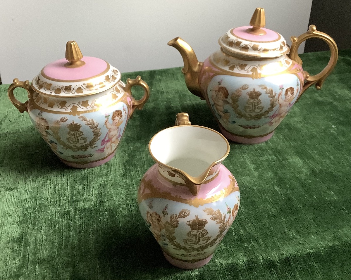 Une partie de service à café, cafetière, sucrière et pot à lait en porcelaine de Sevres-photo-2