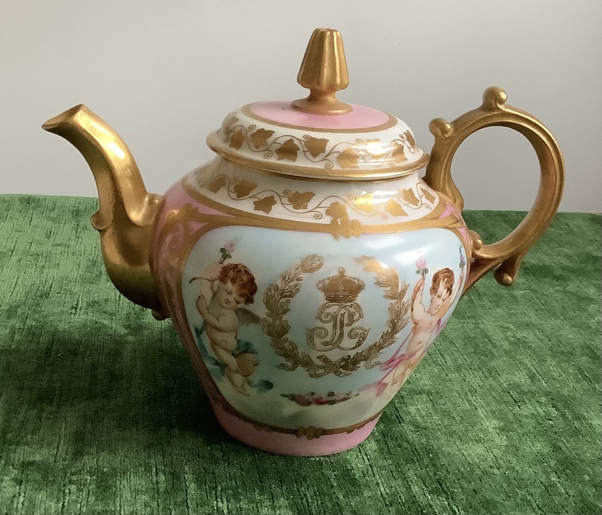 Une partie de service à café, cafetière, sucrière et pot à lait en porcelaine de Sevres-photo-4