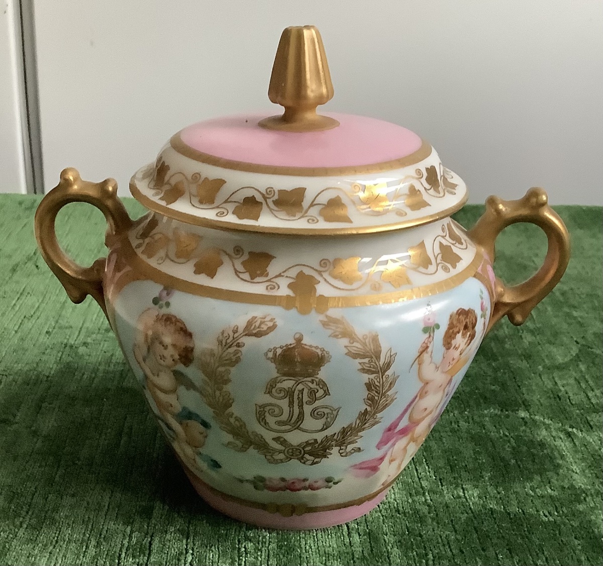 Une partie de service à café, cafetière, sucrière et pot à lait en porcelaine de Sevres-photo-1