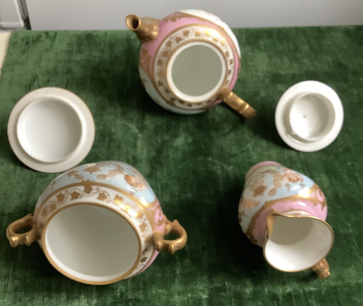 Une partie de service à café, cafetière, sucrière et pot à lait en porcelaine de Sevres-photo-4