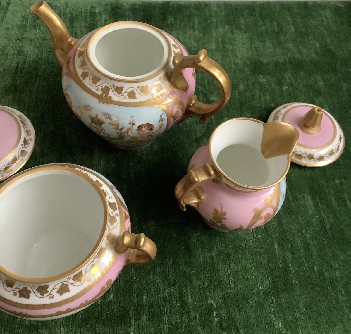 Une partie de service à café, cafetière, sucrière et pot à lait en porcelaine de Sevres-photo-5