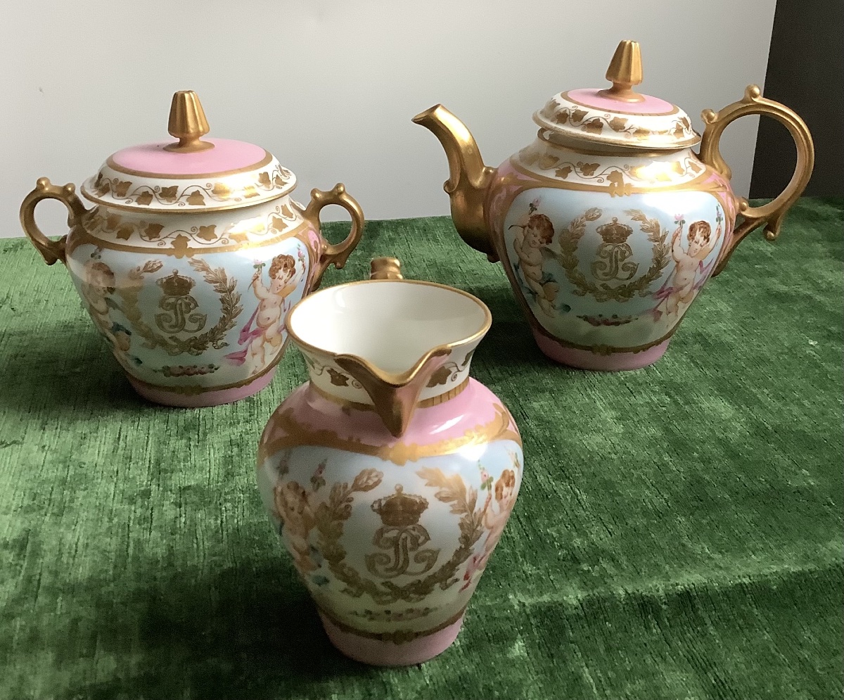 Une partie de service à café, cafetière, sucrière et pot à lait en porcelaine de Sevres