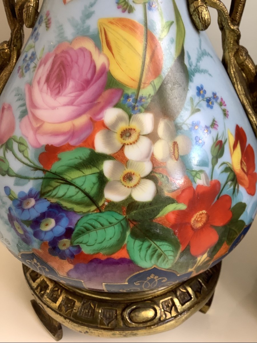 Une Paire De Vases En Porcelaine Décor De Fleurs Et Personages -photo-3