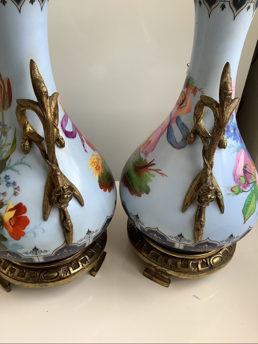 Une Paire De Vases En Porcelaine Décor De Fleurs Et Personages -photo-4