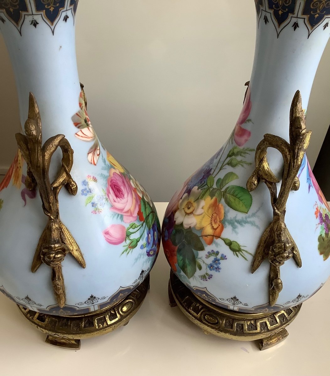 Une Paire De Vases En Porcelaine Décor De Fleurs Et Personages -photo-5