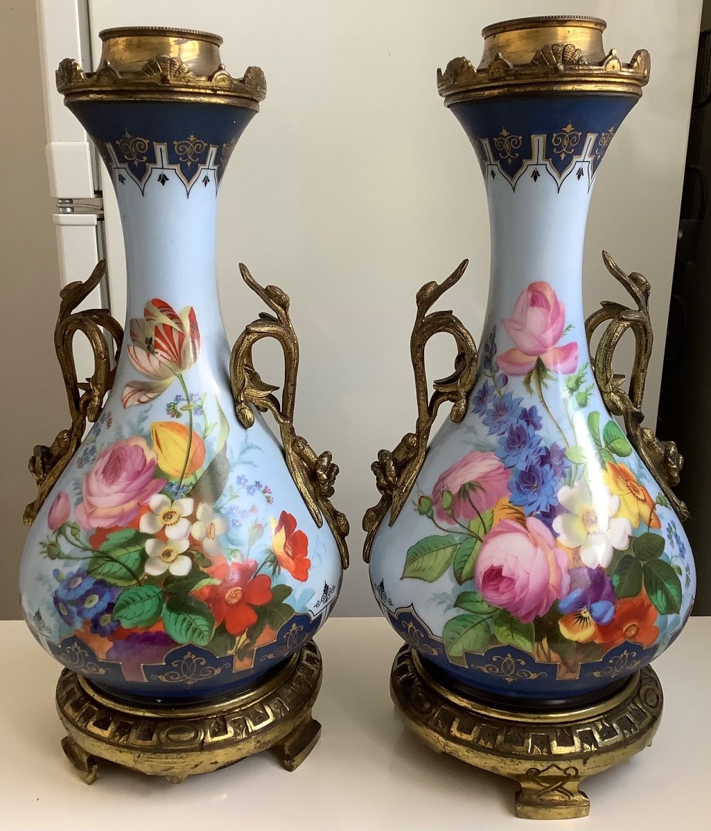 Une Paire De Vases En Porcelaine Décor De Fleurs Et Personages 