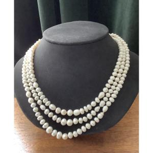 Un collier en perles baroques