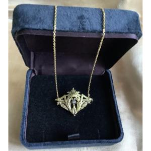 Broche - Pendentif en or ciselé 750 miliémes à decor de guirlande feuillagée, rehaussé diamant