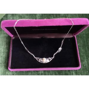 A Silver Necklace Adorned With Leaves In The Center Of A Mother-of-pearl Bead