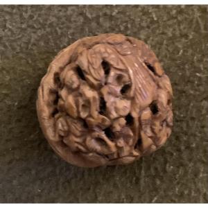 Noix sculpté décor de personage asiatique 