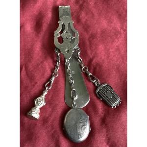 Chatelaine en argent massif avec sceau, médaille et porte monnaire 