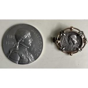 1 médaille et une broche de Jeanne D’Arc en argent