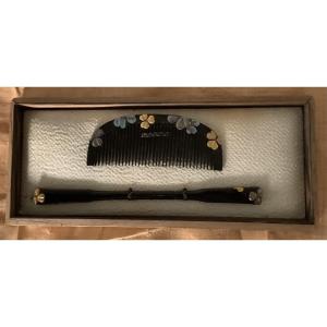 Lacquered Wooden Comb With A Clover Design