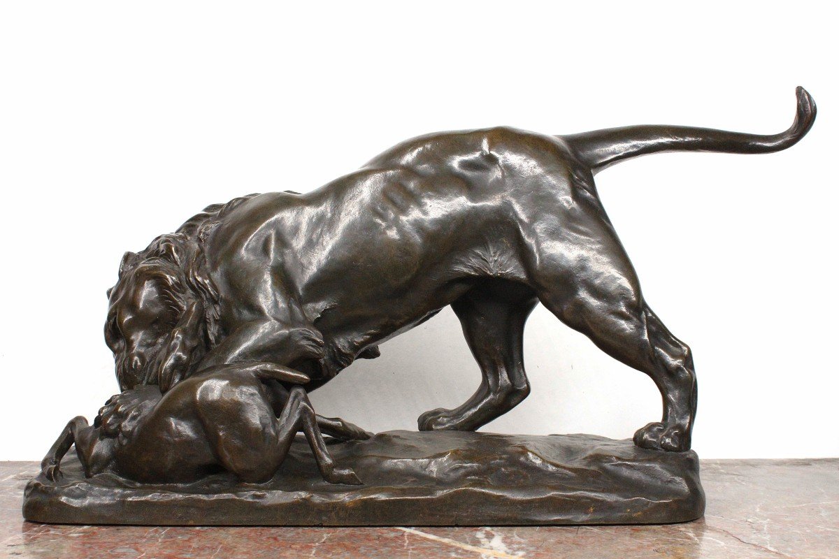 Animal Bronze - Lion Devouring An Antelope - Georges Gardet - Société Des Bronzes De Paris