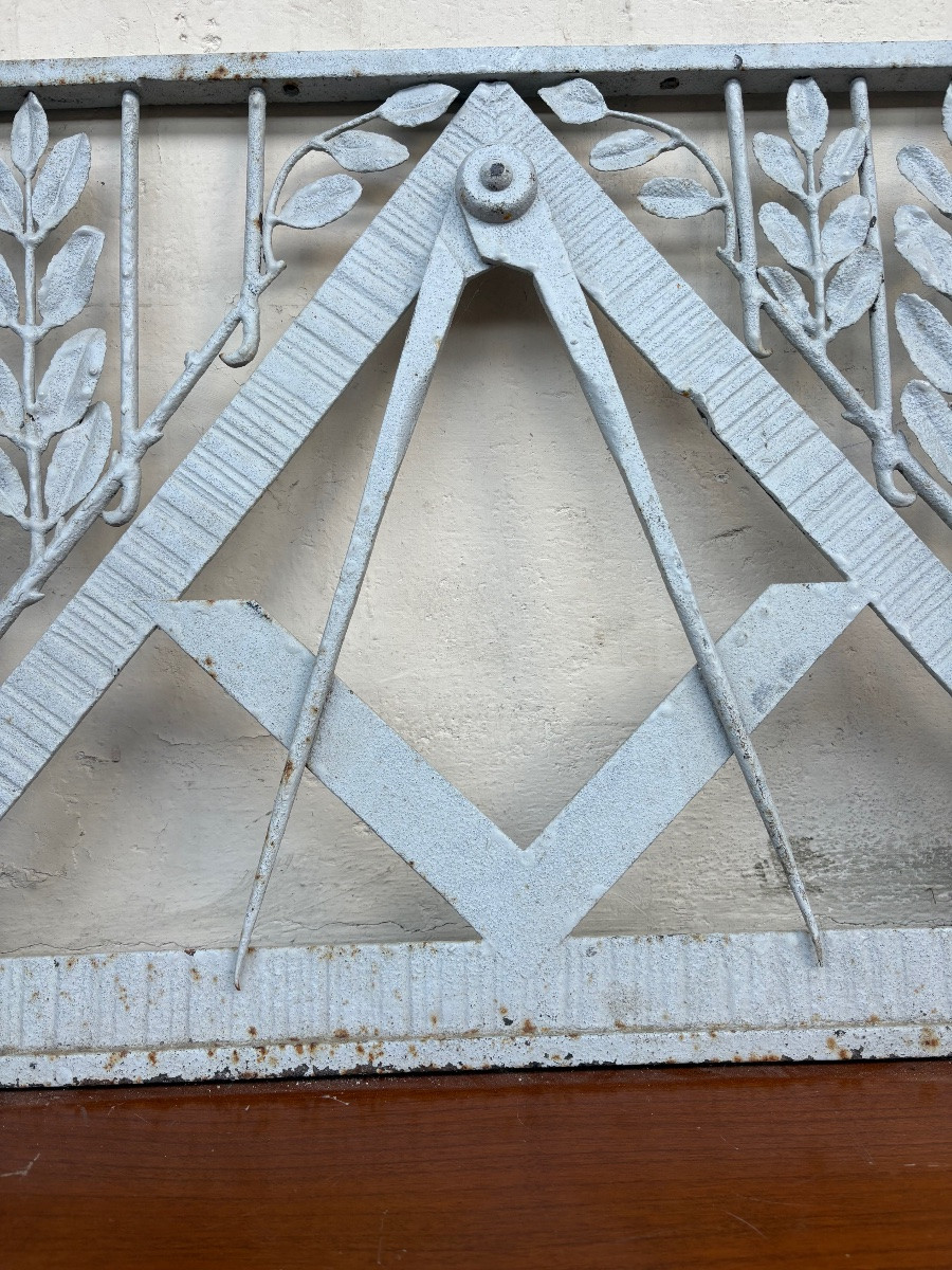 Panneau en fer forgé et fonte à décor symbolique maçonnique, début XXe siècle.-photo-2