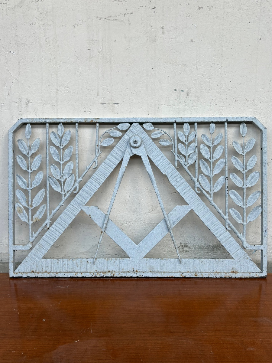 Panneau en fer forgé et fonte à décor symbolique maçonnique, début XXe siècle.