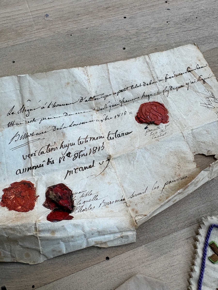Important ensemble de reliquaires anciens avec certificats et cachets de cire – XVIIIe et XIXe -photo-3