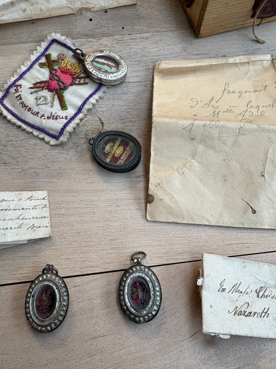 Important ensemble de reliquaires anciens avec certificats et cachets de cire – XVIIIe et XIXe -photo-4
