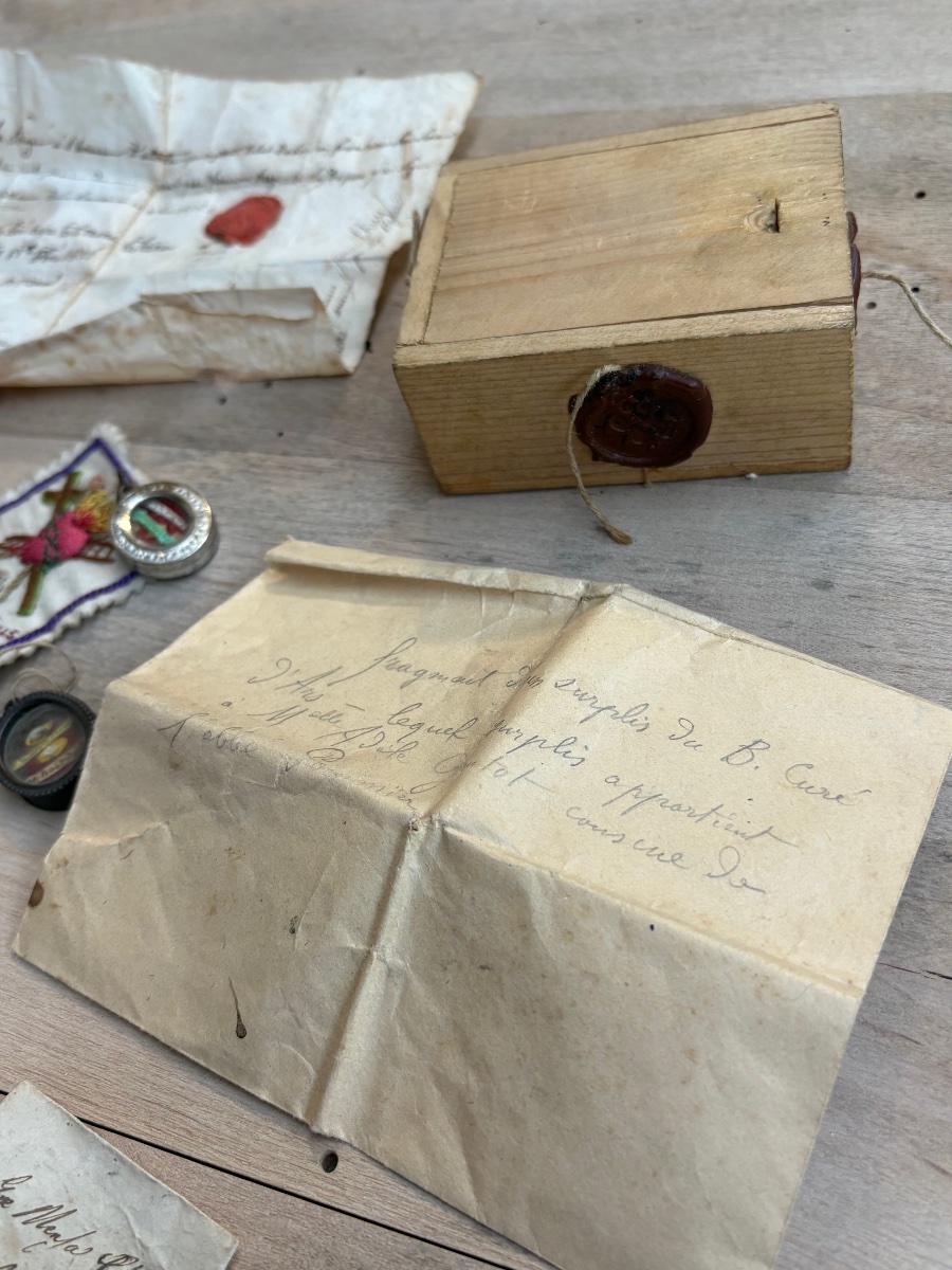 Important ensemble de reliquaires anciens avec certificats et cachets de cire – XVIIIe et XIXe -photo-1