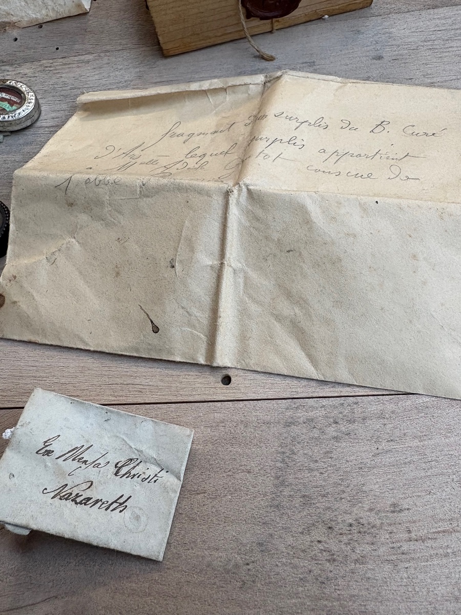 Important ensemble de reliquaires anciens avec certificats et cachets de cire – XVIIIe et XIXe -photo-2