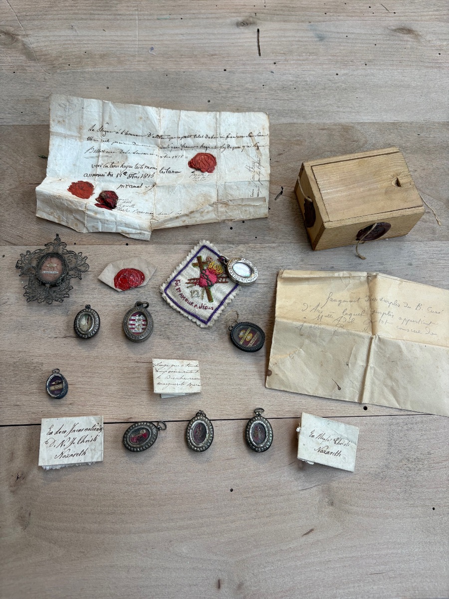 Important ensemble de reliquaires anciens avec certificats et cachets de cire – XVIIIe et XIXe 