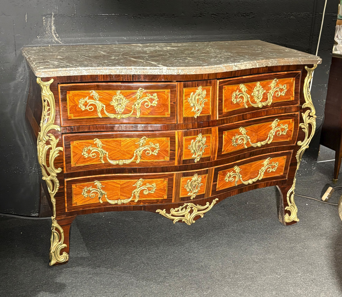 Pierre-Antoine Veaux Commode Tombeau d'époque Louis XV estampillée XVIIIe-photo-2