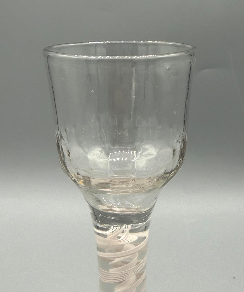 Verre soufflé Twist à coupe gondolée et pied torsadé de filets blancs Époque XVIIIe-photo-3