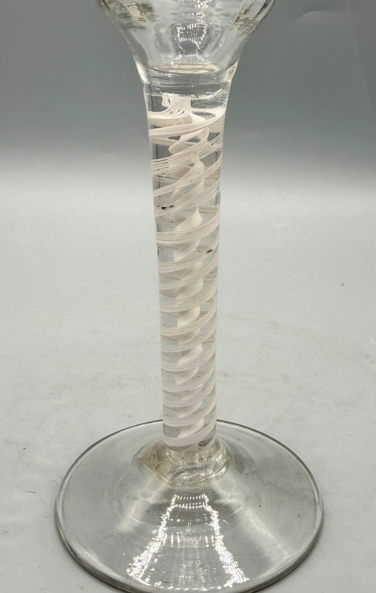 Verre soufflé Twist à coupe gondolée et pied torsadé de filets blancs Époque XVIIIe-photo-4