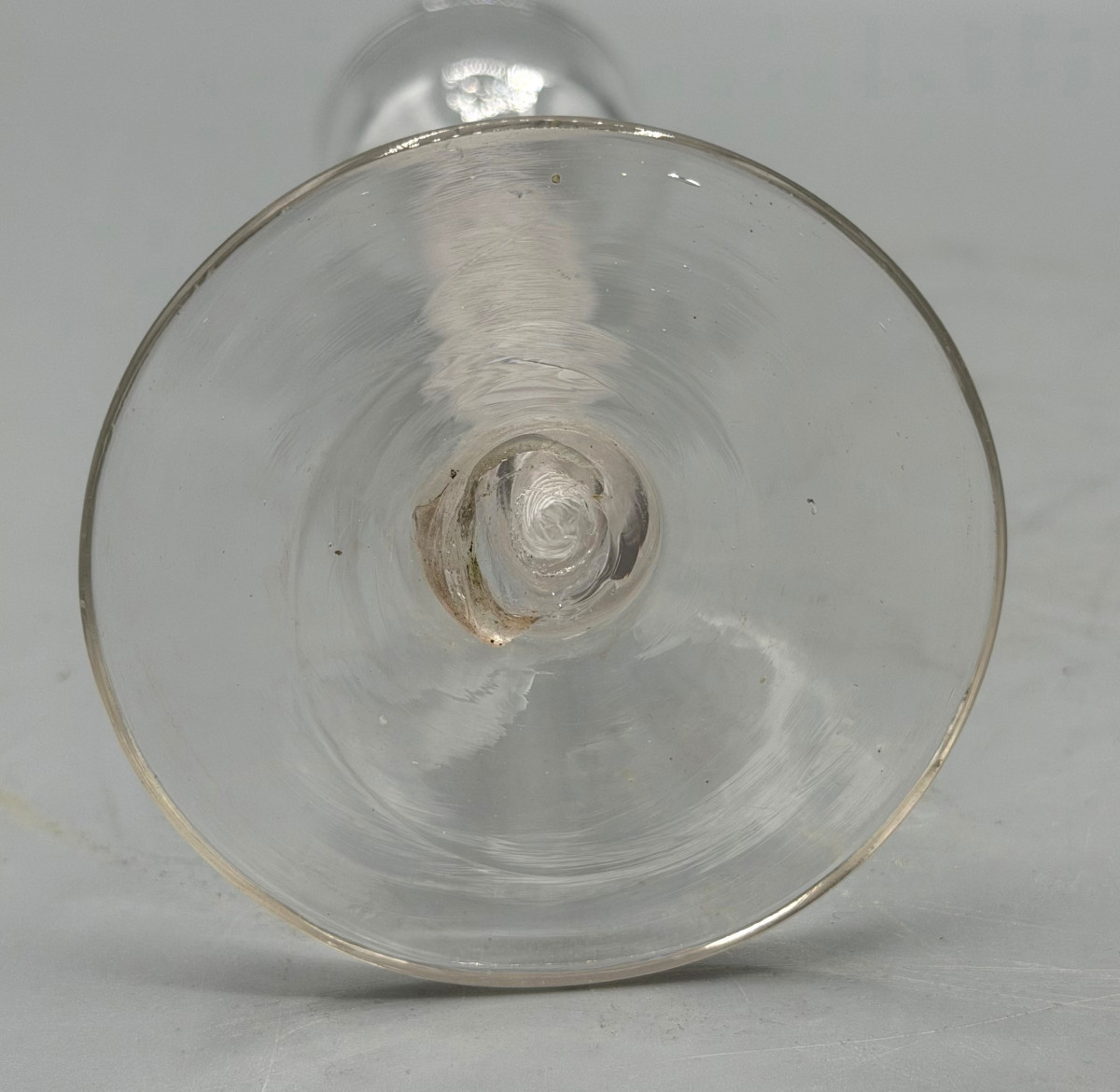 Verre soufflé Twist à coupe gondolée et pied torsadé de filets blancs Époque XVIIIe-photo-1