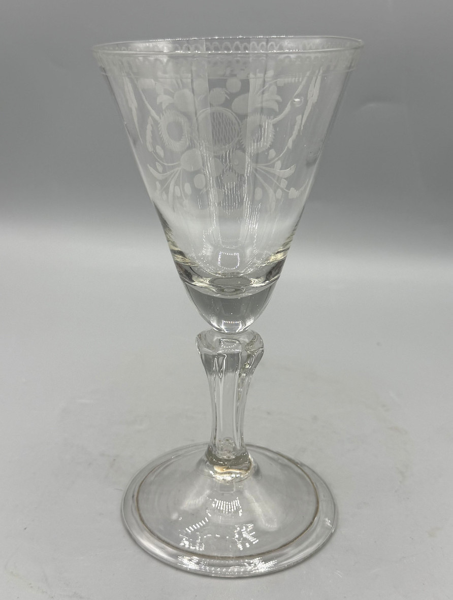 Grand verre soufflé à coupe tronconique gravée et jambe silésienne Époque XVIIIe-photo-2